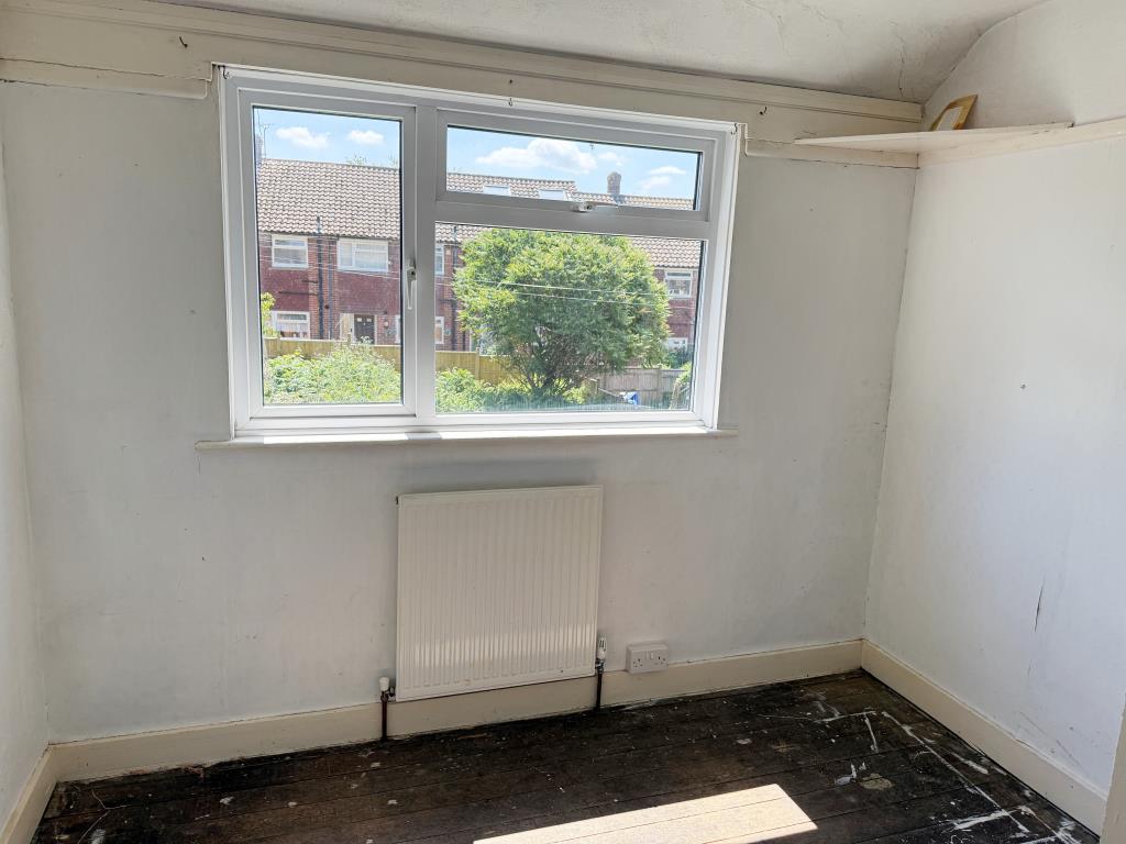 Lot: 174 - SEMI-DETACHED HOUSE IN NEED OF UPDATING - Bedroom three